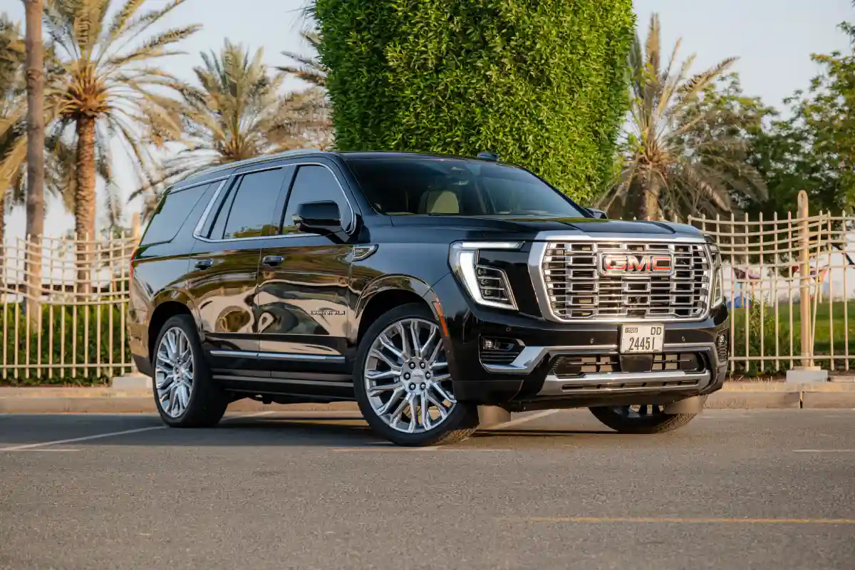 Rent GMC Yukon Denali in Dubai - Black color with 420 HP