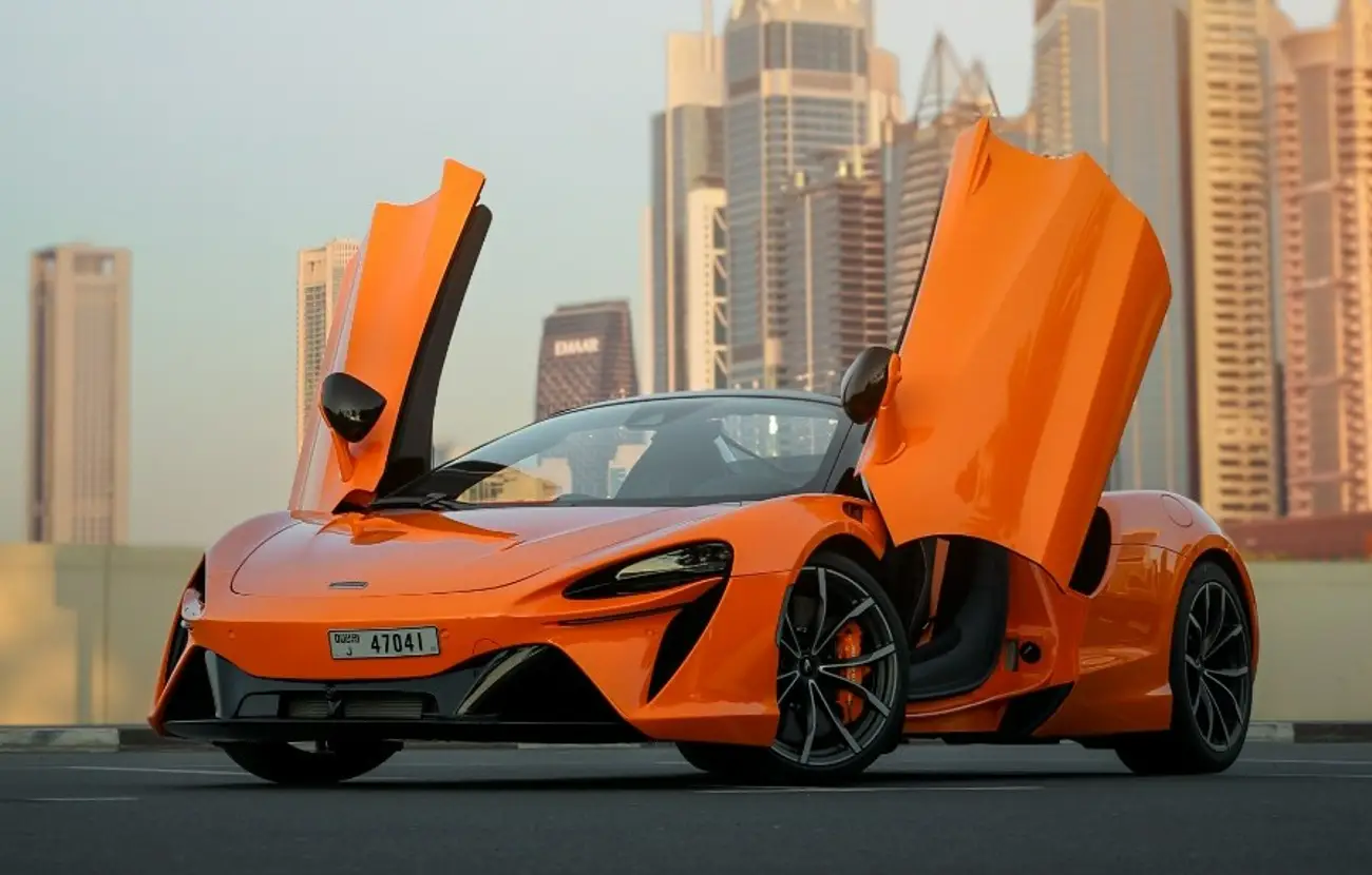 Rent McLaren Artura in Dubai